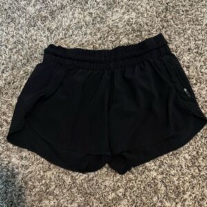 Lululemon black tracker 4” shorts